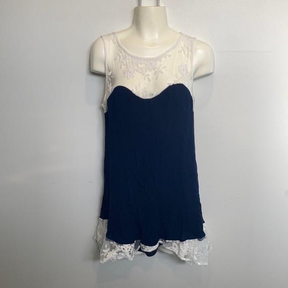 🌸 3/$20 Paper Crane blue and white lace top - Picture 2 of 14